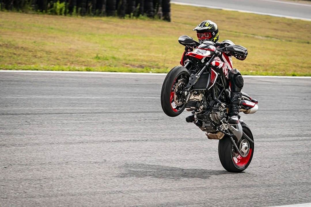Ducati Japanさんのインスタグラム写真 - (Ducati JapanInstagram)「全身でバイクを操る。ハイパーモタード950は、ワイドなハンドルバーとスリムなボディ、そして前後方向へ体重移動が移動容易なフラットなシートによってマシンをコントロール。全身を使ってバイクを操る楽しさに溢れています。  ハイパーモタード950の詳細はプロフィール( @ducatijapan )のリンクよりドゥカティ ジャパンのサイトをご覧ください。  #ドゥカティいいじゃん #ハイパーモタード #GameOn #バイク #バイクのある生活 #バイクのある風景 #motorcycle #bike #ツーリング」9月29日 12時00分 - ducatijapan