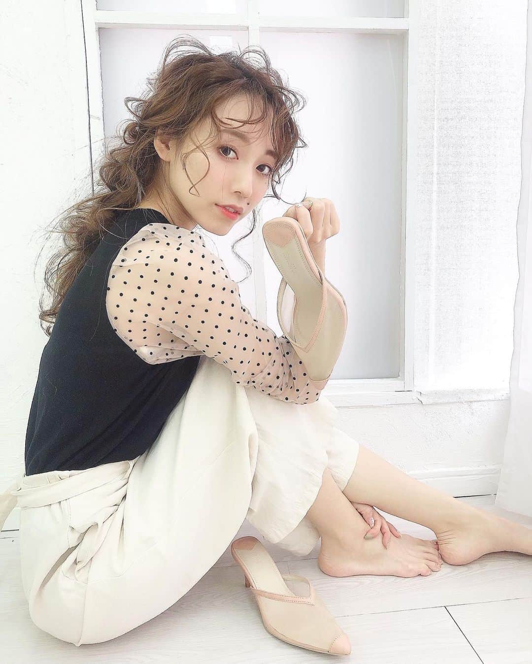 のインスタグラム：「≫≫👗... 𝚌𝚘𝚘𝚛𝚍𝚒𝚗𝚊𝚝𝚎  ㅤㅤㅤㅤㅤㅤㅤㅤㅤ  𝘤𝘰𝘰𝘳𝘥𝘪𝘯𝘢𝘵𝘦...🦊🍂  ㅤㅤㅤㅤㅤㅤㅤㅤㅤㅤㅤㅤㅤㅤㅤㅤㅤ この前お洋服は紹介してたけど、 一番見てほしい靴は紹介してなかったから...🤭💫 ㅤㅤㅤㅤㅤㅤㅤㅤㅤㅤㅤㅤㅤ ㅤㅤㅤㅤㅤㅤㅤㅤㅤㅤㅤㅤㅤ ㅤㅤㅤㅤㅤㅤㅤㅤㅤㅤㅤㅤㅤ みゆ(@miyu.61)がプロデュースしてるブランド、 エメラ(@emella_tokyo)のもの💓  ㅤㅤㅤㅤㅤㅤㅤㅤㅤㅤㅤㅤㅤ ㅤㅤㅤㅤㅤㅤㅤㅤㅤㅤㅤㅤㅤ ブランドを立ち上げる数年前から 自分のブランドを立ち上げたいっていう 話を聞いていて、このミュールも デザイン画段階からずっと見てたから 出来上がった時は感動もん🥺💓 ㅤㅤㅤㅤㅤㅤㅤㅤㅤㅤㅤㅤㅤ ㅤㅤㅤㅤㅤㅤㅤㅤㅤㅤㅤㅤㅤ  自分のコンプレックスも好きになってしまう、 " 着痩せ "を叶えるアイテムがたくさん。  ㅤㅤㅤㅤㅤㅤㅤㅤㅤㅤㅤㅤㅤ  ブランドメッセージである、 【いま、とけない魔法がかかる🧙🏻‍♀️✨】  ㅤㅤㅤㅤㅤㅤㅤㅤㅤㅤㅤㅤㅤ ㅤㅤㅤㅤㅤㅤㅤㅤㅤㅤㅤㅤㅤ 私もまんまと魔法にかかったから みんなにもシェアするね🤫💕 ㅤㅤㅤㅤㅤㅤㅤㅤㅤㅤㅤㅤㅤ ㅤㅤㅤㅤㅤㅤㅤㅤㅤㅤㅤㅤㅤ ㅤㅤㅤㅤㅤㅤㅤㅤㅤㅤㅤㅤㅤ  ☑︎ SEE-THROUGH POINTED MULㅤㅤㅤㅤㅤㅤㅤㅤㅤㅤㅤㅤㅤㅤㅤㅤㅤㅤㅤㅤㅤㅤㅤㅤㅤㅤ ㅤㅤㅤㅤㅤㅤㅤㅤㅤㅤㅤㅤㅤ ・color : PNK or BLK ㅤㅤㅤㅤㅤㅤㅤㅤㅤㅤㅤㅤㅤ ・size : 22.5cm／23.5cm／24.5cm ㅤㅤㅤㅤㅤㅤㅤㅤㅤㅤㅤㅤㅤ ・hight :ヒールの高さ 6cm ㅤㅤㅤㅤㅤㅤㅤㅤㅤㅤㅤㅤㅤ ㅤㅤㅤㅤㅤㅤㅤㅤㅤㅤㅤㅤㅤ ㅤㅤㅤㅤㅤㅤㅤㅤㅤㅤㅤㅤㅤ  フットネイルも透けて見えるシースルーメッシュのミュール👡💕  ㅤㅤㅤㅤㅤㅤㅤㅤㅤㅤㅤㅤㅤ  つま先部分がギリギリまで見えるように メッシュ部分を広めにとってるからフットネイルが見えるん😚✨ ㅤㅤㅤㅤㅤㅤㅤㅤㅤㅤㅤㅤㅤ  ㅤㅤㅤㅤㅤㅤㅤㅤㅤㅤㅤㅤㅤ ヒールも6㎝で高すぎず歩きやすいし、 なによりインソールにクッションが入ってるから マジでふわっふわ😍👏🏻 ㅤㅤㅤㅤㅤㅤㅤㅤㅤㅤㅤㅤㅤ ㅤㅤㅤㅤㅤㅤㅤㅤㅤㅤㅤㅤㅤ ㅤㅤㅤㅤㅤㅤㅤㅤㅤㅤㅤㅤㅤ こういう靴って慣れるまで硬くて痛いもんやと 思ってたけど、エメラのミュールはメッシュ部分も やわやわ☁️やから一発目からめっちゃ足に馴染んだ🥺💓 ㅤㅤㅤㅤㅤㅤㅤㅤㅤㅤㅤㅤㅤ ㅤㅤㅤㅤㅤㅤㅤㅤㅤㅤㅤㅤㅤ ㅤㅤㅤㅤㅤㅤㅤㅤㅤㅤㅤㅤㅤ 足の甲の部分もVカットでスッキリ見せてくれるから 脚が綺麗に見える🙂これ不思議。 ㅤㅤㅤㅤㅤㅤㅤㅤㅤㅤㅤㅤㅤ ㅤㅤㅤㅤㅤㅤㅤㅤㅤㅤㅤㅤㅤ  色違いで黒もあったんやけど、 一目惚れしたピンクに...🕊💓 ㅤㅤㅤㅤㅤㅤㅤㅤㅤㅤㅤㅤㅤ  ㅤㅤㅤㅤㅤㅤㅤㅤㅤㅤㅤㅤㅤ  皆んななら、どっちのカラー選ぶ🙈⁉️ ㅤㅤㅤㅤㅤㅤㅤㅤㅤㅤㅤㅤㅤ ㅤㅤㅤㅤㅤㅤㅤㅤㅤㅤㅤㅤㅤ ㅤㅤㅤㅤㅤㅤㅤㅤㅤㅤㅤㅤㅤ たくさん撮ってもらったから、 載せすぎてごめんよー🤣🤣🤣！ ㅤㅤㅤㅤㅤㅤㅤㅤㅤㅤㅤㅤㅤ ㅤㅤㅤㅤㅤㅤㅤㅤㅤㅤㅤㅤㅤ ㅤㅤㅤㅤㅤㅤㅤㅤㅤㅤㅤㅤㅤ ㅤㅤㅤㅤㅤㅤㅤㅤㅤㅤㅤㅤㅤ  ㅤㅤㅤㅤㅤㅤㅤㅤㅤㅤㅤㅤㅤ  #今日のコーデ #プチプラファッション#プチプラ #ファッション #コーディネート#きょコ #秋服#秋コーデ#秋ファッション #セルフアレンジ#簡単アレンジ#大人コーデ #今日のコーディネート #ファッションコーデ#大人可愛い #大人カジュアル#大人女子 #ヘアアレンジ#アレンジヘア #シースルーバング #スタイルアップ#着痩せ#Emélla#エメラ #エメラー#伊藤実祐#いとうみゆ」