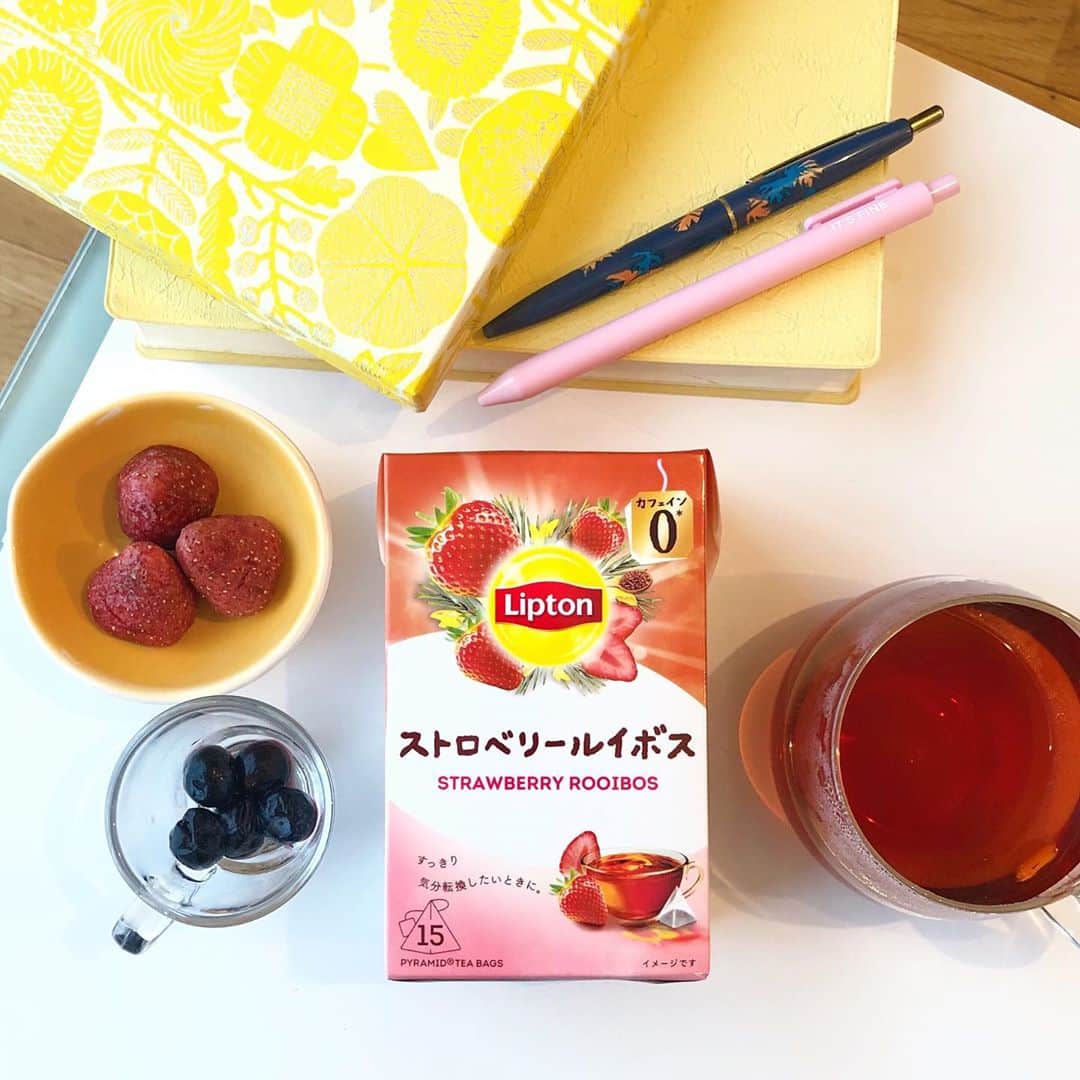 リプトンのインスタグラム：「すっきり気分転換したい時に、ストロベリールイボスをフルーツインティーで🍓 夕方からもうひと踏ん張りしたいときに飲みたい、フルーツをたっぷりいれたホットルイボスフルーツインティーのレシピを紹介するよ✨ スワイプして見てみてね👉🏻  みずみずしいいちごの甘酸っぱい香りと、ほのかにほんのり香るミントのさわやかさが感じられるストロベリールイボスに、お気に入りのフルーツを加えるだけでおうちカフェ気分♪  フレーバールイボスだから、クセも少なくて飲みやすい！ 仕事・勉強の休憩にはホットルイボスフルーツインティーでエネルギーチャージしよう☀ 公式ECでも発売中！ #リプトン #Lipton #リプトンルイボスティー #ストロベリールイボス #今日の気分はなにルイボス？ #新発売 #カフェインレス #カフェインレス生活 #アレンジレシピ #ホットルイボスフルーツインティー #フルーツインティー #おうちカフェ #おうち時間 #おこもりレシピ #リプトンでつながる」