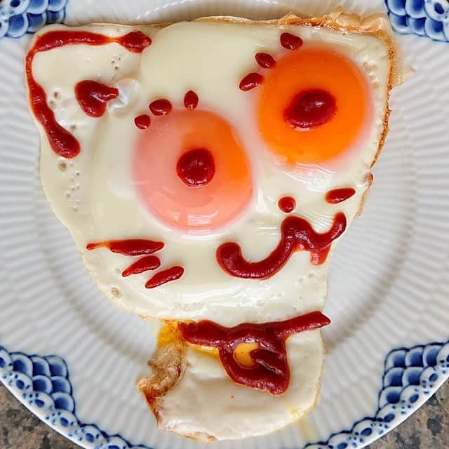 大地真央さんのインスタグラム写真 - (大地真央Instagram)「🥚目玉焼きアート🎨今日も10パターン、いきますよ〜🏃‍♀️ 😄😋 🍳🍳🍳🍳🍳🍳🍳🍳🍳🍳 ・タマ😸鈴をつけてもらって嬉しい猫🐱 ・瓶底メガネの学生さん👓 ・賢そうな子供の恐竜🦖 ・日本人ハーフのシラノ・ド・ベルジュラック👃 ・寒がりのハゲタカ🦅 ・目が大きいバーコードのおじさん👴🏻 ・恋するハート❤ ・ひらめいた羊💡🐏 ・眉毛がくせ毛のお喋り好き子🗣👧🏻 ・びっくり箱から飛び出したお調子者🎁  #目玉焼きオリジナルアート 🍳 #朝食 #目玉焼き 🍳 #ノンオイル #ケチャップ🍅 #亜麻仁オイル #中村農場#烏骨鶏 #リアルオーガニック卵 #卵 🥚×2 #卵 🥚×1 #笑おう#免疫力アップ  #大地真央 撮影📱 #MAODAICHI @maodaichi_official_goods」9月29日 12時17分 - daichimao_official