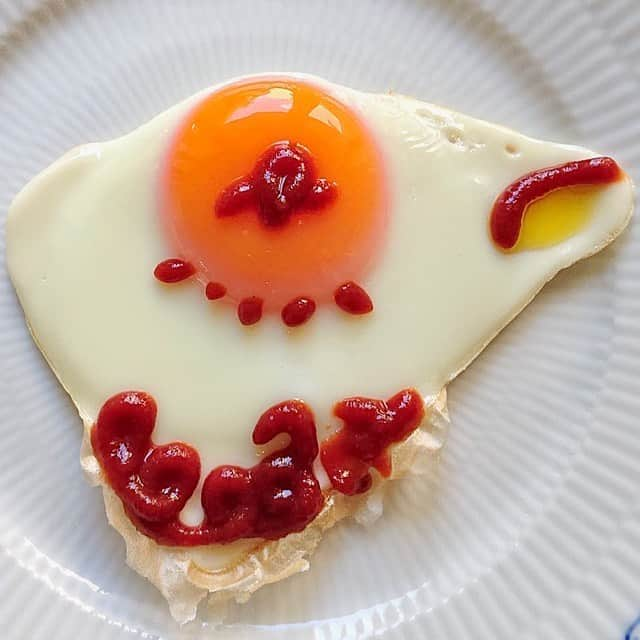 大地真央さんのインスタグラム写真 - (大地真央Instagram)「🥚目玉焼きアート🎨今日も10パターン、いきますよ〜🏃‍♀️ 😄😋 🍳🍳🍳🍳🍳🍳🍳🍳🍳🍳 ・タマ😸鈴をつけてもらって嬉しい猫🐱 ・瓶底メガネの学生さん👓 ・賢そうな子供の恐竜🦖 ・日本人ハーフのシラノ・ド・ベルジュラック👃 ・寒がりのハゲタカ🦅 ・目が大きいバーコードのおじさん👴🏻 ・恋するハート❤ ・ひらめいた羊💡🐏 ・眉毛がくせ毛のお喋り好き子🗣👧🏻 ・びっくり箱から飛び出したお調子者🎁  #目玉焼きオリジナルアート 🍳 #朝食 #目玉焼き 🍳 #ノンオイル #ケチャップ🍅 #亜麻仁オイル #中村農場#烏骨鶏 #リアルオーガニック卵 #卵 🥚×2 #卵 🥚×1 #笑おう#免疫力アップ  #大地真央 撮影📱 #MAODAICHI @maodaichi_official_goods」9月29日 12時17分 - daichimao_official