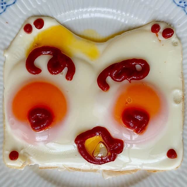 大地真央さんのインスタグラム写真 - (大地真央Instagram)「🥚目玉焼きアート🎨今日も10パターン、いきますよ〜🏃‍♀️ 😄😋 🍳🍳🍳🍳🍳🍳🍳🍳🍳🍳 ・タマ😸鈴をつけてもらって嬉しい猫🐱 ・瓶底メガネの学生さん👓 ・賢そうな子供の恐竜🦖 ・日本人ハーフのシラノ・ド・ベルジュラック👃 ・寒がりのハゲタカ🦅 ・目が大きいバーコードのおじさん👴🏻 ・恋するハート❤ ・ひらめいた羊💡🐏 ・眉毛がくせ毛のお喋り好き子🗣👧🏻 ・びっくり箱から飛び出したお調子者🎁  #目玉焼きオリジナルアート 🍳 #朝食 #目玉焼き 🍳 #ノンオイル #ケチャップ🍅 #亜麻仁オイル #中村農場#烏骨鶏 #リアルオーガニック卵 #卵 🥚×2 #卵 🥚×1 #笑おう#免疫力アップ  #大地真央 撮影📱 #MAODAICHI @maodaichi_official_goods」9月29日 12時17分 - daichimao_official