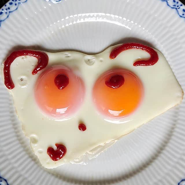 大地真央さんのインスタグラム写真 - (大地真央Instagram)「🥚目玉焼きアート🎨今日も10パターン、いきますよ〜🏃‍♀️ 😄😋 🍳🍳🍳🍳🍳🍳🍳🍳🍳🍳 ・タマ😸鈴をつけてもらって嬉しい猫🐱 ・瓶底メガネの学生さん👓 ・賢そうな子供の恐竜🦖 ・日本人ハーフのシラノ・ド・ベルジュラック👃 ・寒がりのハゲタカ🦅 ・目が大きいバーコードのおじさん👴🏻 ・恋するハート❤ ・ひらめいた羊💡🐏 ・眉毛がくせ毛のお喋り好き子🗣👧🏻 ・びっくり箱から飛び出したお調子者🎁  #目玉焼きオリジナルアート 🍳 #朝食 #目玉焼き 🍳 #ノンオイル #ケチャップ🍅 #亜麻仁オイル #中村農場#烏骨鶏 #リアルオーガニック卵 #卵 🥚×2 #卵 🥚×1 #笑おう#免疫力アップ  #大地真央 撮影📱 #MAODAICHI @maodaichi_official_goods」9月29日 12時17分 - daichimao_official