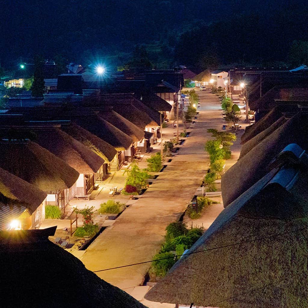 Rediscover Fukushimaさんのインスタグラム写真 - (Rediscover FukushimaInstagram)「Magical nights spending in Ouchi-juku . Interested in spending the night in an Edo period post town? . Scenery from centuries gone by still remains to this day in Ouchi-juku. . If you have an evening to spare, we recommend you take your time, and stay at a local inn. Old Japanese-style thatched roof buildings are an integral part of what makes Ouchi-juku's atmosphere so magical. . The town is picturesque no matter the time of day, but the lack of street lighting here means that those who stick around past sunset are treated to a sky full of stars on a clear night. . Make some memories you'll never forget at Ouchi-juku.  . #ouchijuku #fukushimagram #bestplacestogo #travelplans #relaxing #nightphotography #ruraljapan」9月29日 12時11分 - rediscoverfukushima
