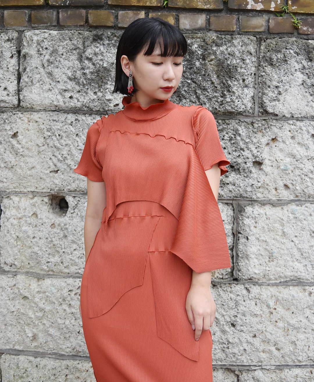 Sisterさんのインスタグラム写真 - (SisterInstagram)「9/27up : WEEKDAY STYLE  WEEKDAYコーディネート PRIVATEアイテムとSisterオンラインブティックで 販売中のアイテムをミックス  岩崎　静 / Sisterスタッフ 身長157センチ  WEEKDAY STYLE : 01 28℃  ドレス/kotohayokozawa(Sister)、インナートップス/kotohayokozawa(Sister)、イヤリング/TOGA PULLA(Sister)、シューズ/Marques Almeida(私物)   秋らしく色付いた紅葉のような赤をメインにしたコーディネート。kotohayokozawaのこのシリーズは本当に着心地が良く伸縮性に優れています。体型にフィットしながらも全くもって窮屈ではなく快適な肌触りです。特に着回しのできるノースリーブは1年を通して使える優れもの。  #kotohayokozawa #sister_tokyo #marquesalmeida #togapulla #toga @iwsk_chaaaki」9月29日 12時12分 - sister_tokyo