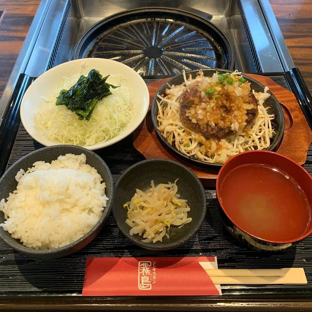 くろさんのインスタグラム写真 - (くろInstagram)「ラムハンバーグ定食B🍚900円 本日肉の日でお肉1.5倍！ タレかけてる動画を撮ってるつもりが撮れてなかったので、かけ終わり動画w で、流石は肉の日🥩めっちゃお客さん多し😅 しかもジンギスカン焼いてる人多くてジンギスカン臭がwww あぁ〜29日に午後半休してジンギスカンにビールが呑みたひ🥩🍻 #ラムハンバーグ定食 #本日肉の日 #肉の日 #特製ジンタレに鬼おろしがアクセント #熱々鉄板 #しずる感 #ハンバーグ定食 #定食にはご飯サラダ小鉢スープ #スープおかわり自由 #フリードリンク付き #ハンバーグランチ #ジンギスカン霧島 #ジンギスカン霧島新橋店 #新橋ランチ #イータス新橋 #イータス新橋5階」9月29日 12時14分 - m6bmw