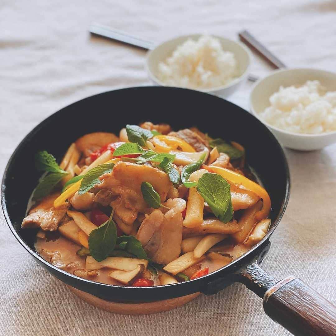 韓の食菜さんのインスタグラム写真 - (韓の食菜Instagram)「@_chibitaco_ さんが「韓の食菜 豚カルビ」で作ったベジおかずを投稿してくださいました。 ミントのトッピングで豚カルビがぐんと華やかに彩られますね✨  ------------------------ #Repost @_chibitaco_ ・・・ ＊ ❁ Pork ribs ❁ モランボン 豚カルビ。 ・ ・ モランボン×フーディーテーブルのコラボ企画にてプレゼント頂きました、豚カルビを使用致しました😊 もちもちけトックが入っていますよー！ 具材には豚バラ、エリンギ、ピーマンパプリカトマト。最後にミントを散らしました。 温玉落として丼にしてもいいですね〜！ 味がしっかりしているのでお弁当にも。 ・ ・  #豚カルビ#韓の食菜#フーディーテーブル#フーディストモニター」9月29日 12時19分 - hannoshokusai
