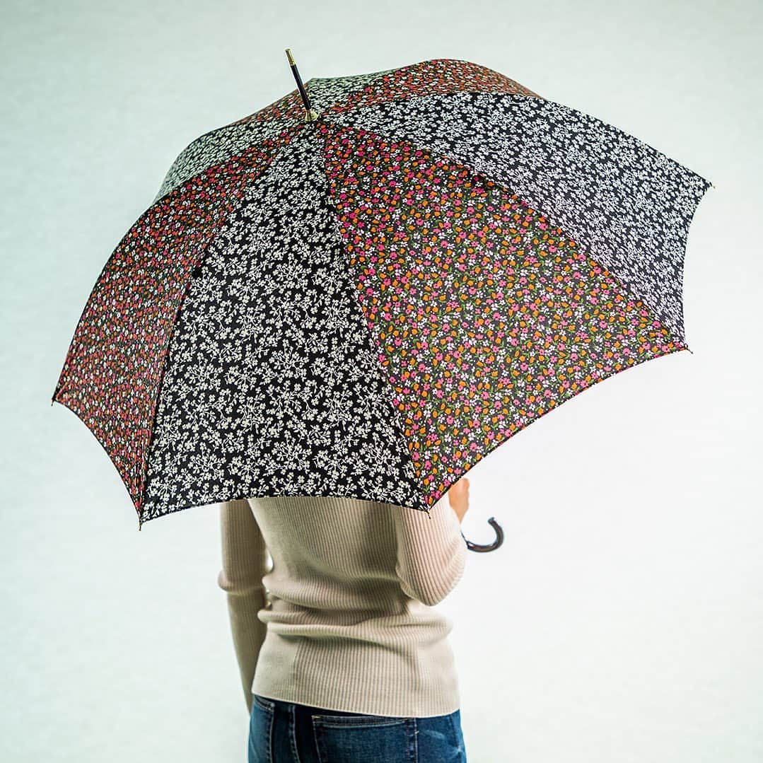 LOFT公式アカウントさんのインスタグラム写真 - (LOFT公式アカウントInstagram)「⠀ 季節の衣替えとともにレインアイテムも秋冬モードにカラーチェンジ。 今年らしくも落ち着いた秋のファッションにぴったりの傘で、雨の日のお出かけも楽しみたい🍁🌂 ⠀ －－－－－－－－－－ ✔︎Wpc. フルーツスカーフ長 @wpc_official ネイビー/ボルドー/ベージュ 各種 2,000円(税込2,200円) フルーツや木の実のアートをランダムに組み合わせたデザイン性の高い長傘。持ちやすく華奢なゴールドバンドルは手元を美しく見せてくれます。 ⠀ ✔︎because リトルフラワー長傘 @because_info  ブラック/ネイビー/ グリーン 各種2,000円(税込2,200円) ヴィンテージライクな小花柄が今年らしい。張り分けミックスでお洒落上級者に。 ⠀ ✔︎because 2トーンチェック長傘 イエロー/ベージュ/ブラウン 各種2,000円(税込2,200円) クラシカルなチェックが秋らしい雰囲気を引き立てる旬コーデに。 ⠀ ✔︎because コンパクトポーチドットミニ折りたたみ傘 ブラック/ホワイト/レッド 各種2,000円(税込2,200円) どんな服にも合わせやすい王道カラーのランダムドット柄。 ⠀ ✔︎Wpc. レディストライプスミニ 折りたたみ傘 ボルドー/ネイビー/オフ 各種2,300円(税込2,530円) スマートなストライプと落ち着いたカラーの折りたたみ傘。 ⠀ ✔︎Wpc.バイアスチェックミニ 折りたたみ傘 レッド/ベージュ/ブラック 各種2,300円(税込2,530円) カジュアルなチェック柄のコンパクトな折りたたみ傘。 ⠀ ✔︎because コンパクトポーチリトルフラワー ミニ 折りたたみ傘 ブラック/ネイビー/ グリーン 各種2,200円(税込2,420円) ⠀ ⠀  ※取り扱い商品は店舗により異なる場合がございます。 ご利用の店舗へお問い合わせをお願いいたします。@loft_official #秋の新作 #傘 #アンブレラ #umbrella #お洒落傘 #秋コーデ #レイングッズ #ビンテージ柄 #くすみカラー #大人アイテム #大人コーデ #ブラウンコーデ #大人柄 #大人の花柄 #大人のチェック柄 #大人カラー #オータムカラー #秋のトレンド #雨の日を楽しく #雨の日を快適に #ロフト #loft」9月29日 12時24分 - loft_official