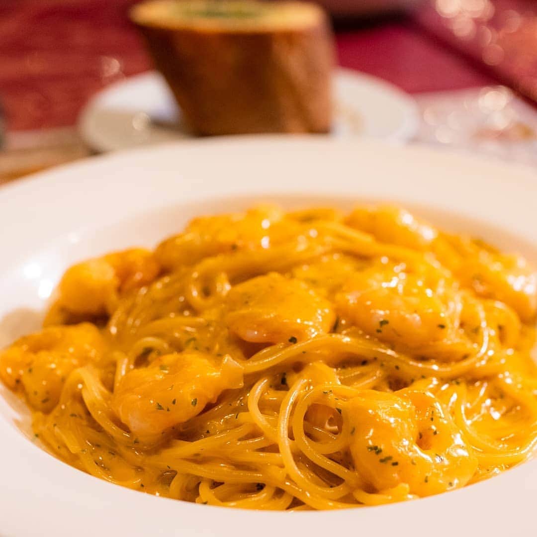 のインスタグラム：「【楽天ダイニング優勝パスタ】濃厚なクリームパスタとプリップリの海老の食感がたまらないパスタのスペシャルパスタ❢1980円  こちらは飲食店のプロからのご紹介です♪  新宿三丁目、鹿児島郷土料理『薩摩おごじょ』のご主人で、鹿児島知覧、特攻の母、鳥濵トメさんのお孫さん、赤羽潤さんが週に一度いらっしゃるという絶賛オススメの老舗イタリアン。  自家製サラダドレッシングで頂くブラーボサラダ。ドレッシングはお店でも、ネット通販でも買えます。  ニンニクがとても効いていて、どんな野菜にかけるだけでヤミツキサラダに変身❢  赤羽さんがイチオシのピザマルゲリータ1200円。生地がパリパリで、チーズたっぶりでいくらでも食べられる❢  もうひとつ、赤羽さんがイチオシは、リゾットオムライス1880円。オムライスの中身がリゾット❢そこに、濃厚なクリームソースがかかり、他では味わえない美味しさ♪  そして、楽天ダイニング優勝パスタ❢濃厚なクリームソースとプリップリの海老の食感がたまらないパスタ❢  ほんとに海老がプリップリで、濃厚だけどしつこくないクリームソース。これは食べなくては❢  ドルチェプレート、1000円で素晴らしい絵も描いて下さいました❢  お店でもネット通販でも買える自家製サラダドレッシングと辛くない自家製タバスコ、それぞれ800円を買いました♪  ランチは1000円で4品❢ソフトドリンク、サラダ、本日のパスタ、ミニドルチェが付いて、新宿のど真ん中で1000円❢  ランチビール220円、ディナーはドリンク500円祭り❢  ランチは17時迄で、ディナーは17時〜休憩なしです。  池田さんという女性スタッフさんのホスピタリティが素晴らしく、2020年 藤川杯ホスピタリティ大賞に輝きました✨  営業、サービスの勉強になしますし、美味しいので、お勉強も兼ねて一石二鳥、一挙両得で行ってみてください♪  #楽天ダイニング #ブラーボ #イタリアン #イタリア食堂ブラーボ #リゾットオムライス #ピザ #スパゲティ #サラダドレッシング #新宿ランチ #新宿東口ランチ #新宿グルメ #新宿ディナー #新宿東口ディナー #新宿東口グルメ #新宿イタリアン#美味しい写真 #美味しいお店 #美味しい #おいしいものが好き #おいしい  #グルメ#japanesefoods#japanesenoodles #instacook #yummy」
