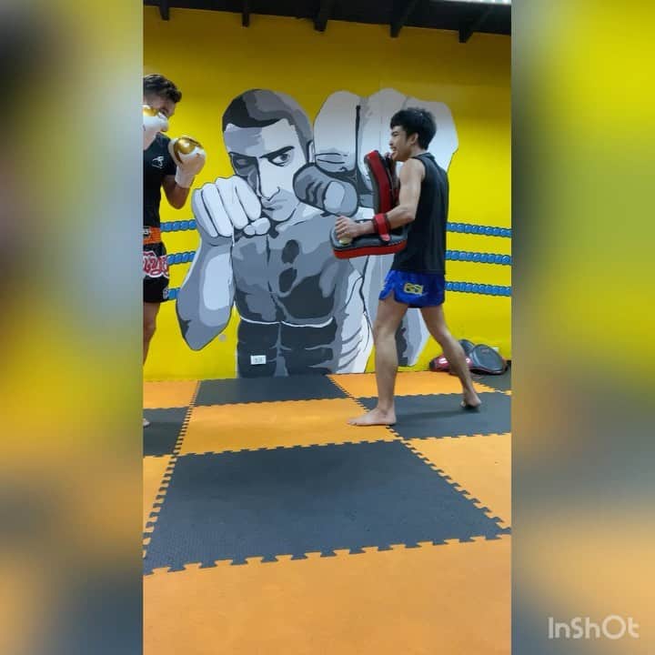 ヴィンセント・ケインのインスタグラム：「Been a long long pre-season. Tried a few different training practices along the way. Also includes a bit of Pilates and yoga too. Now time for the Season to start, its go time! Leggo. #bangkokfc #preseasondone #kickoff #training #kv11 #leggo #gogetit」