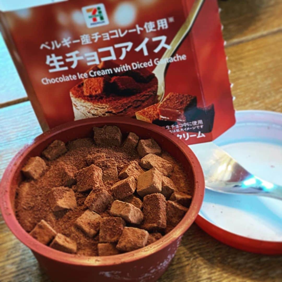 安倍吉俊のインスタグラム：「セブンの生チョコアイスが思った以上に生チョコアイスでびびった。コンビニスイーツすごいな」