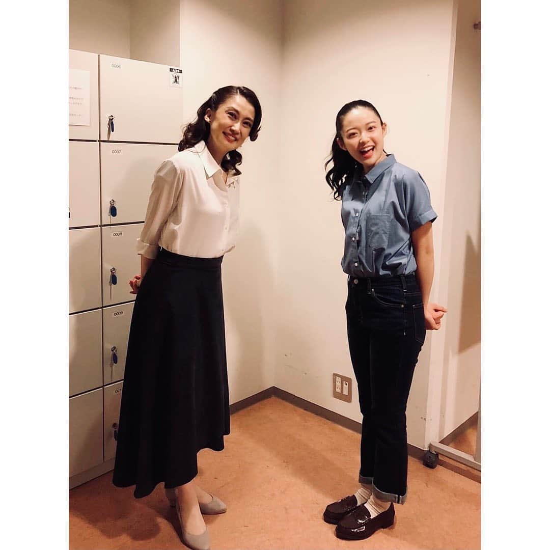 藤野涼子のインスタグラム：「お母さんと貴重なツーショット☺︎  　稽古も本番も一路さんの優しくチャーミングな笑顔に毎日エネルギーをもらっていました! #一路真輝　さん　#冷蔵庫のうえの人生」