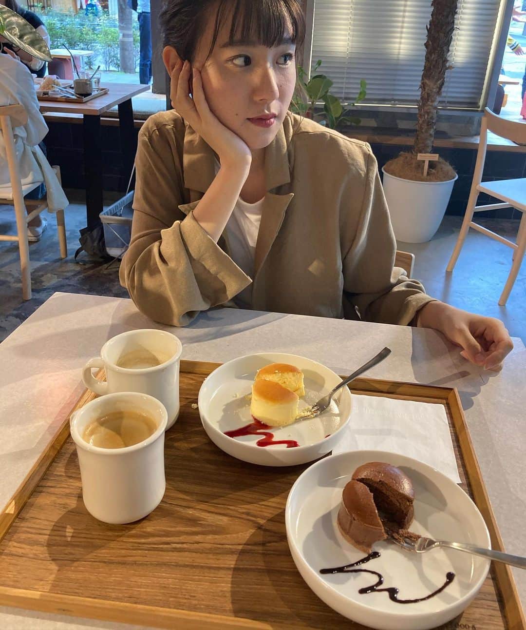 荒木悠衣のインスタグラム：「- このカフェオススメスムニダ☕️🍰 Wifi,コンセントあるし銀座からすぐです！ 詳しくは @yui_chocolat 🧚‍♀️❤︎」