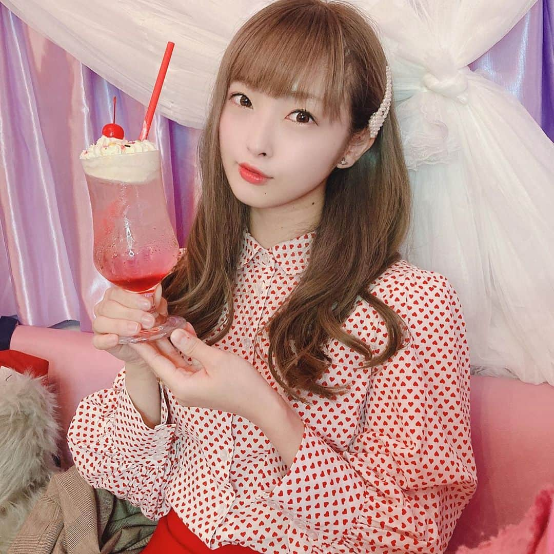 茉里のインスタグラム：「メイドカフェ『RABBIT CASTLE』 イチゴのクリームソーダとパフェ🍓  私服でも映えちゃう最高  #キャビット」