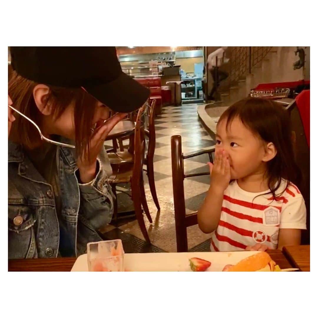 Nacoのインスタグラム：「対策しっかりしてお久しぶりの会💛 遅くなったけどお祝いも出来たし、子供達にも癒され、楽しい時間を過ごせました✨ ありがとう😊❤ . "コロナ前の日常"を忘れてしまうくらい"日常"の形が変わってしまった今だけど、そんな今だからこそ感じられる気付ける事が沢山ある。 終わりの見えない戦いだけどまたこうやってみんな元気に会えるようにコロナに、色んなものに、負けずに頑張ろう✊🔥 . #楽ちんな関係って素敵 #フィーリングって大事 #ありがとうとごめんなさいって大事 #大人数苦手な私でもいられる仲間 #ちょうどいい距離感 #素敵な時間をありがとう #ストレスフリー . #dinner #congratulations #happybirthday #friends #thankyou #mylife #happy #kids #stressfree #refresh #love #친구 #친스타그램 #언니 #동생 #고마워 #생일축하해 #출산축하해」