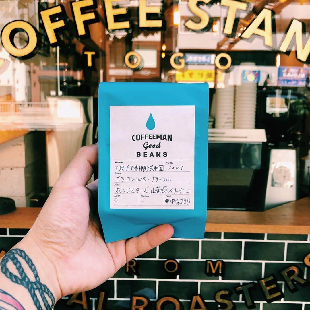 THE LOCAL ＊GoodCoffee運営店舗さんのインスタグラム写真 - (THE LOCAL ＊GoodCoffee運営店舗Instagram)「. THE LOCAL COFFEE STANDで現在お取り扱いのコーヒー豆は10／31までです。THE LOCALの店舗はもちろんオンラインでもお買い求めいただけます。この機会に気になる商品がございましたら是非。オンラインショップは5000円以上で送料無料です。 . 本日は青森県の @coffeemangood さんのご紹介！ 今回は深煎りを2種類ご用意してくださいましたので、この機会にぜひご利用ください☺️ . 【BOLIVIA】 プロセス/ウォッシュド 農園/エル・フエルテ農園 焙煎度合い/深煎り カップコメント/スイートチョコ、良質な木材、リッチボディ  【ETHIOPIA】 プロセス/ナチュラル 農園/ゴラ・コン 焙煎度合い/深煎り カップコメント/オレンジビターズ、ベリー、山ぶどう、チョコレート . ☆THELOCAL☆ 〒150-0002 東京都渋谷区渋谷２丁目１０−１５﻿﻿﻿﻿﻿ 定休日/なし 営業時間↓ 平日/9:00-17:00  土、日、祝日/11:00〜19:00 . . #thelocalcoffeestand #thelocal #tokyocafe#tokyocoffee#tokyocoffeefestival#shibuyacafe#aoyamacafe#omotesandocafe#coffee#blackcoffee#dripcoffee#coffeebeanes#コーヒー#コーヒースタンド#コーヒータイム#コーヒーブレイク#東京カフェ#東京コーヒー#カフェ巡り#カフェ好き#カフェ巡り#渋谷カフェ#青山カフェ#表参道カフェ#珈琲#お家時間#お取り寄せ#期間限定 #ギフト #アパレル #tシャツ」9月29日 13時00分 - thelocaltokyo