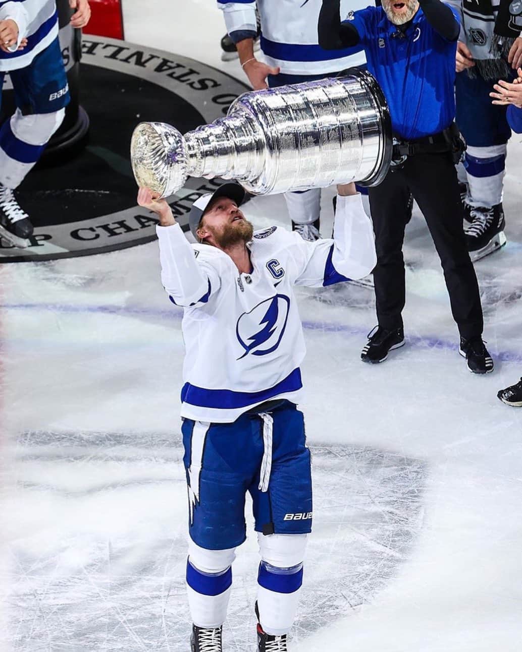 エリン・アンドリューズのインスタグラム：「You deserve this @tblightning @91stammer 💙⚡️💙⚡️Thank you for everything」