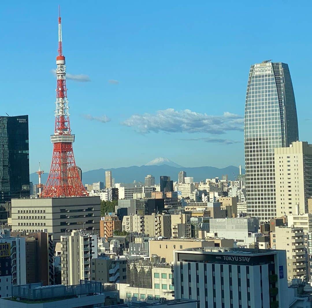 井上公造さんのインスタグラム写真 - (井上公造Instagram)「久しぶりに、朝に日本テレビに行ったら、見えてきたのがこの景色。東京タワーの向こうに富士山！何かいいことありそう‼️  #日本テレビ  #東京タワー  #富士山  #Mount Fuji」9月29日 12時54分 - inouekozo39