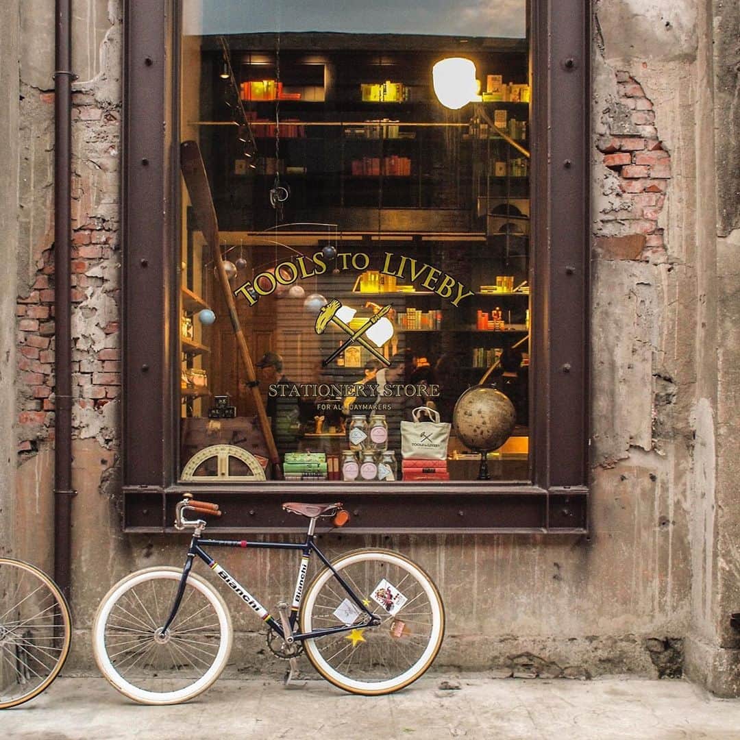 TOOLS to LIVEBY / 禮拜文房具のインスタグラム：「.  Happy Moon Festival   中秋節門市營業時間調整公告 Shop Hours Adjustment  台北樂利店  10/1 Thur - 10/2 Fri 12.00pm - 7.00pm  高雄駁二店  營業時間維持不變」