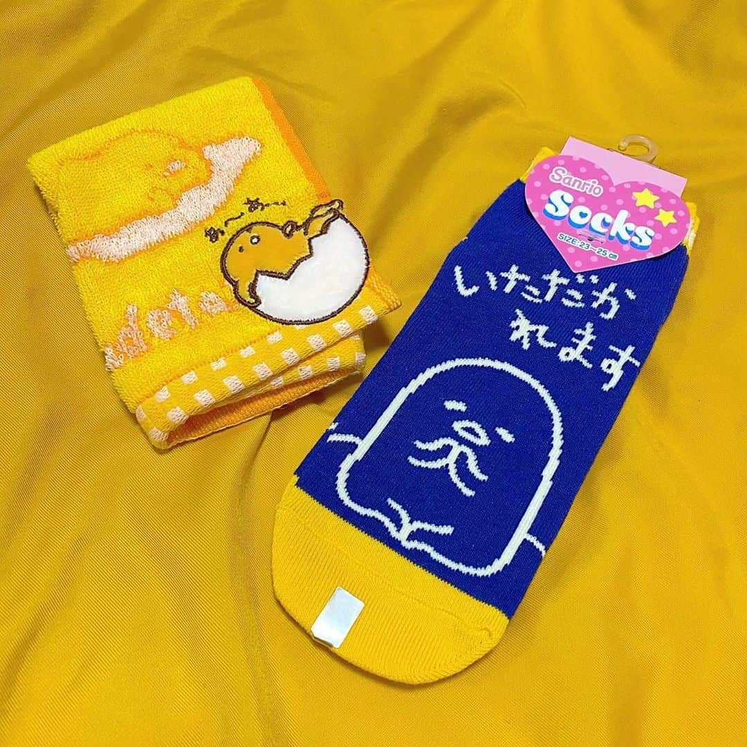 富久美玲のインスタグラム：「_ . おニューのハンドタオル&靴下🍳💓 . #ハンドタオル#靴下#ぐでたま#gudetama#sanrio」