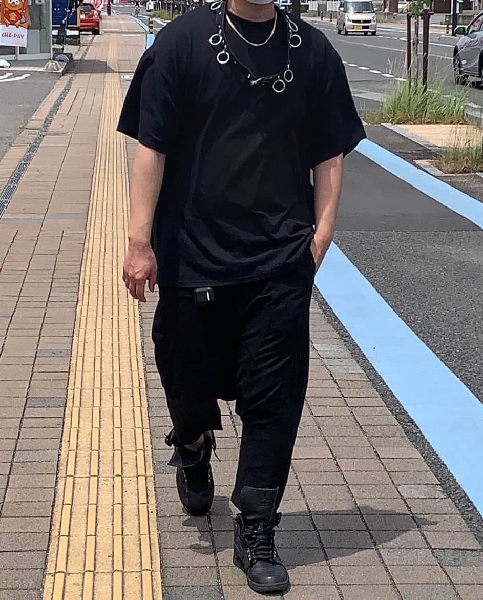 のインスタグラム：「再投稿🙏 たとえ季節感が無いと言われても、全身黒でいきたい時もある。  #commedesgarcons #commedesgarconshommeplus #コムデギャルソン #黒 #ワントーンコーデ #black」
