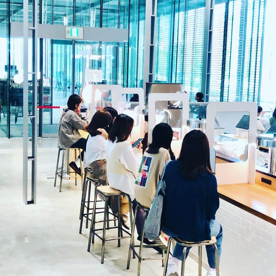 のインスタグラム：「#cafeteria at #kindaiuniversity   Some students are #backinschool , with #facemasks and #sneezeguards , having lunch and talking to friends. #newnormal   To prevent the spread of #covid_19 , #kindai installed thousands of Sneeze Guards in campus to keep students safe.   #近畿大学  #飛沫防止パネル  #新しい生活様式  #対面授業  #マスク女子  #学食」
