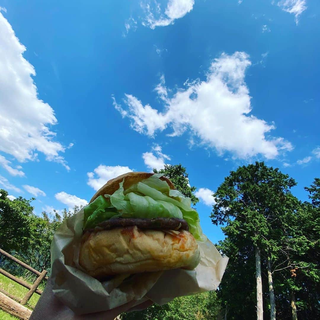 TOGGYさんのインスタグラム写真 - (TOGGYInstagram)「午後からの訪問先で所用を済ませ、 お天気良いのでチェアリング。  ベーコンエッグバーガーと 青唐辛子バーガーをテイクアウト🍔  食べ過ぎ〜っ‼️  #toggy #coleman #チェアリング #chairing #hamburger #instafood #fukuoka #japan」9月29日 13時18分 - dj_toggy