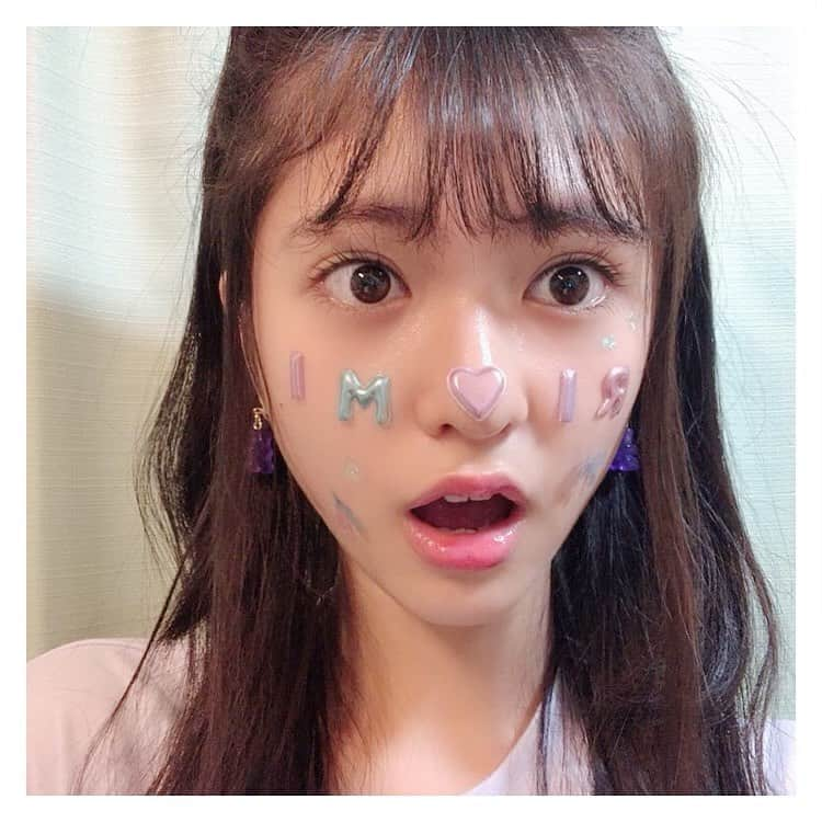 凛美さんのインスタグラム写真 - (凛美Instagram)「🍬🎟🍼﻿ ﻿ 自撮り選手権の写真たち~⸜❤︎⸝‍﻿ 顔にR I♡M I のシールやユニコーンの﻿ シールを貼ったよ~!!﻿ お洋服と色を合わせたのがポイント!﻿ ﻿ （なんか、この写真...幼い?👶🏻）﻿ ﻿ ﻿ ﻿ ﻿ 悔しかったけど！﻿ ランクインしたニコモちゃんたち﻿ すっごくすっごく可愛い...♡﻿ @nicola_magazine にも写真が上がっています！﻿ ランクインした写真はぜひ紙面で﻿ チェックしてね!!✨まだ間に合うよ!!﻿ ﻿ あとちょっとで11月号発売だね！﻿ 楽しみ~☺︎﻿ #nicola#ニコラ#ニコモ#自撮り選手権#映え写真#jc2#中二女子#中学生モデル#シール#メイク」9月29日 13時16分 - rimi_kenon_official