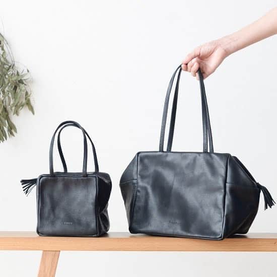 のインスタグラム：「荷物の量に合わせて、バッグの形を変えられる！人気のレザーバッグが、2サイズ揃って入荷です◎ . - - - - - - - - - - - - 「これなら私でも持てる！」と、 今までレザーに苦手意識のあった スタッフも大興奮♪  コロンとしたキューブ形なので ハードな印象になりすぎず、 可愛く持てる「Danser」のレザーバッグ。  荷物の量やコーディネートに合わせて、 バッグの形を変えられるのも 嬉しいポイントです。  大人の女性に似合うレザーバッグは、 季節やシーンを問わず活躍するので、 毎日の定番アイテムに。  永く愛せるデザインなので、 秋の持ち物新調にも、 おすすめですよ🍁 . - - - - - - - - - - - - Danser/ダンサー/レザーバッグ（ミニ・Lサイズ） . ▶お買いものはプロフィールのリンクからどうぞ→@hokuoh_kurashi . 🎁「クラシ手帳2021」プレゼントキャンペーン実施中！お買いものいただいた方全員に、当店オリジナルの手帳を無料でお届けいたします。 . #fashion#coordinate#outfit#bag#leather#leatherbag#danser#ダンサー#レザーバッグ#バッグ#レザー#秋#秋コーデ#カバン#ファッション#コーデ#コーディネート#シンプルコーデ#今日のコーデ#シンプル#シンプルライフ#シンプルデザイン#暮らしを楽しむ#日々の暮らし#北欧#暮らし#北欧暮らしの道具店」