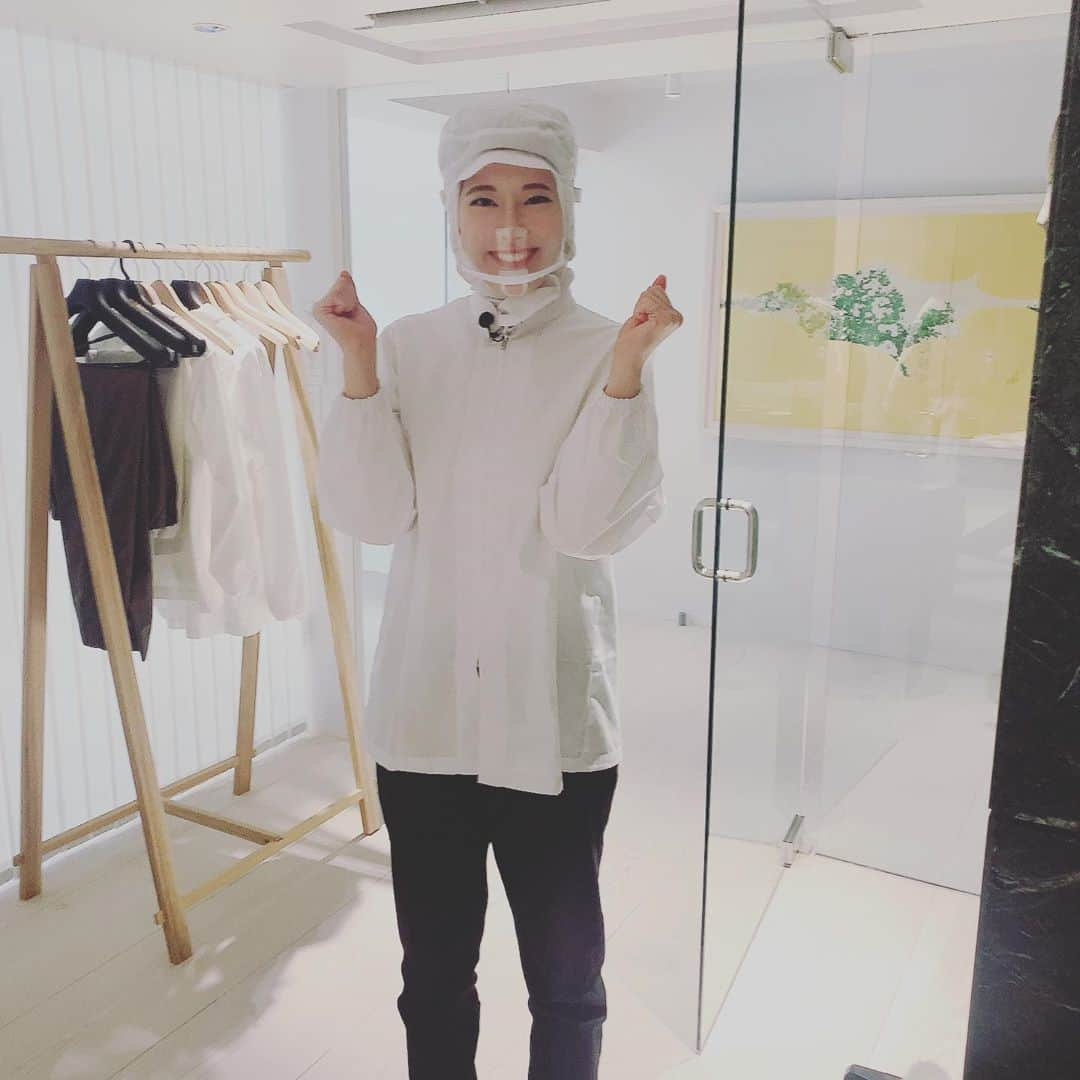 新垣泉子さんのインスタグラム写真 - (新垣泉子Instagram)「工場見学スタイル☆  鈴懸さんで工場見学も させていただきました(o^^o)☆  職人さん、すごいです！！！  #鈴懸 #工場見学 #工場見学スタイル #工場見学コーデ #ももち浜S特報ライブ #栗スウィーツ特集 #栗スウィーツ #職人　#職人技 #鈴懸職人 #tnc #アナウンサー」9月29日 13時20分 - motoko.arakaki