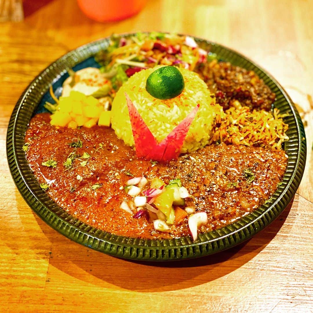 松尾貴史さんのインスタグラム写真 - (松尾貴史Instagram)「天満の「ハルモニア」で、三種盛り。  香り良く優しい味にカウンターのスパイスをかけて辛味増しつつ。  美味しゅうございました。  #天満 #ハルモニア #curry #咖哩 #カレー #spice #スパイス」9月29日 13時20分 - kitsch.matsuo