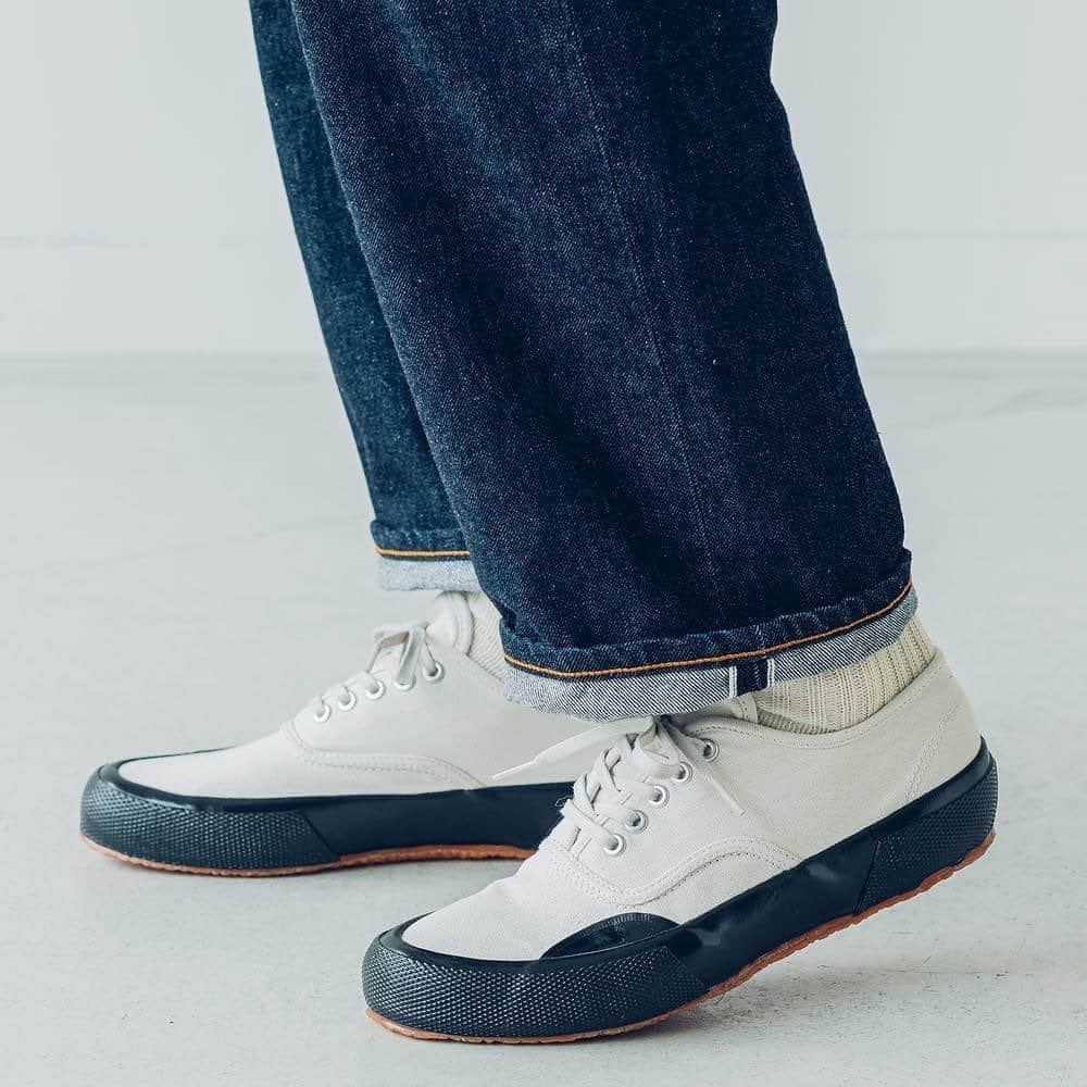 のインスタグラム：「ARTIFACT BY SUPERGA D-28 VIETNAM CANVAS SNEAKER ¥10,000+tax ・ 風合い豊かな後染めキャンバスのアッパーとシャイニーなブラックソールのコントラストが特徴。シンプルなデザインながらも存在感のあるこだわりの一足。 【ARTIFACT BY SUPERGA(アーティファクト バイ スペルガ)】は、 イタリアのスポーツシューズメーカー「SUPERGA」より、メンズ初のプレミアムラインとなるカプセルコレクション。100年以上の歴史を持つ靴づくりへのオマージュからくるネーミングで、SUPERGAが展開するコレクションとは一線を画す、新たなスタイルを提案しています。 ・ #ArtifactBySuperga #superga #20AW #bshop #bshop_official」
