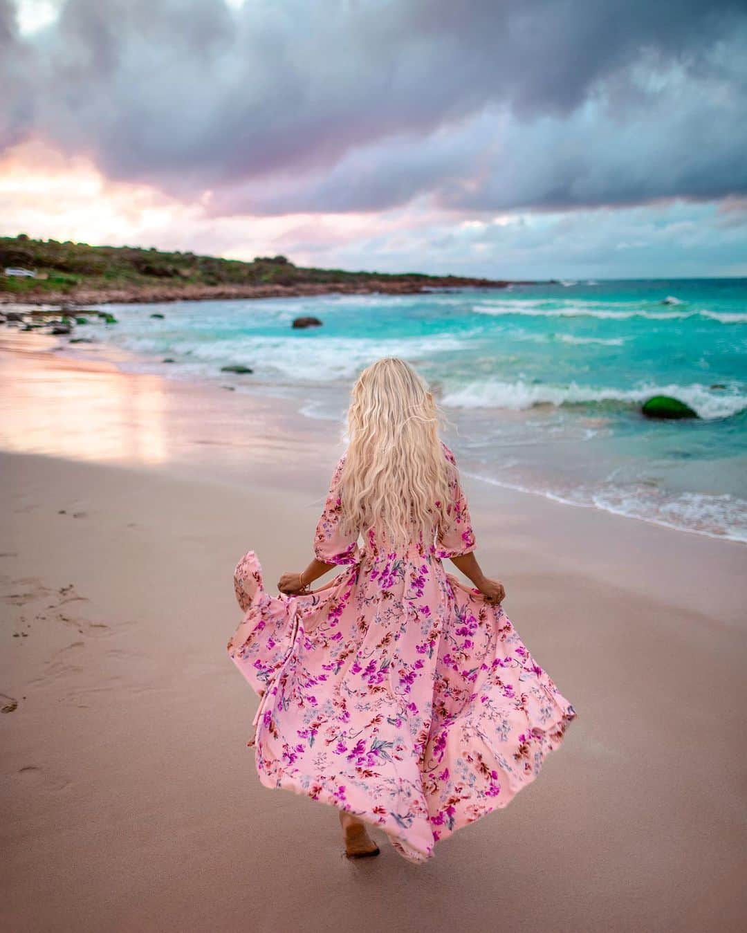 のインスタグラム：「What are you grateful for today? 🌸  I’m loving this time of year here in Australia. Wild stormy days mixed with a glimpse of summer, wildflowers blooming, birds singing, whale watching 🐋 and it’s school holidays and we are headed to a new place I’ve always wanted to visit very soon! 🌊💦  Dress details found via link in bio 🌸  📸 @bobbybense」