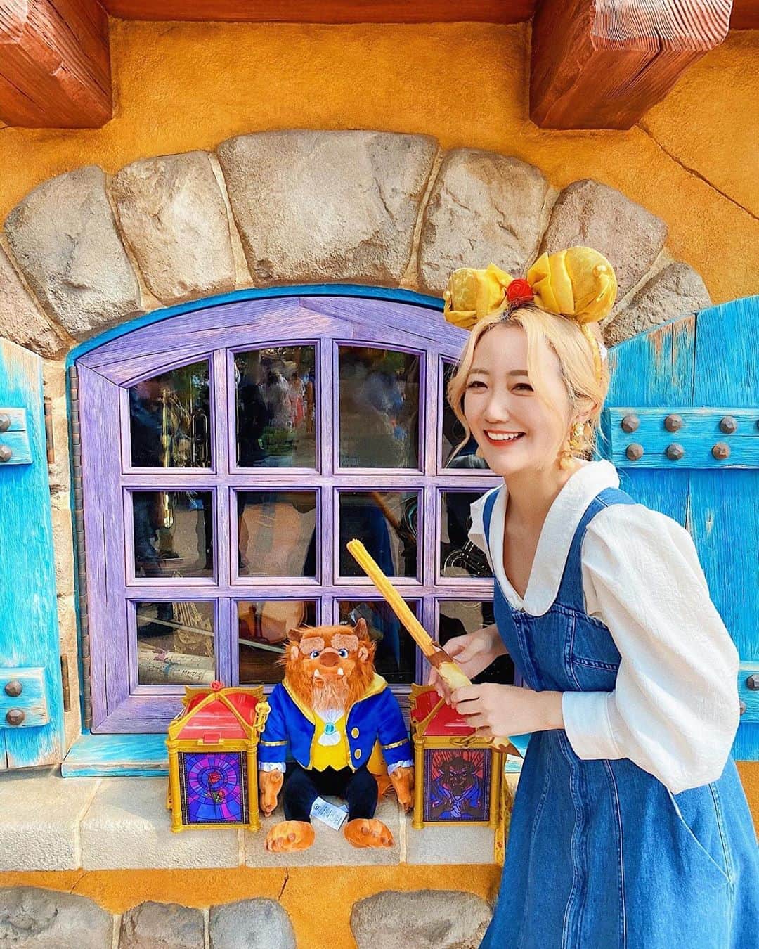 のインスタグラム：「🌹🏰📚﻿ ﻿ ﻿ めちゃくちゃ質問もらった、﻿ バケットの販売について😳✨🍿﻿ ﻿ 私がわかる範囲で書くね✏️🌈﻿ ↓﻿ ﻿ ﻿ ﻿ ﻿ 私たちはチケットを取ったことで力尽きて←﻿ 初日の#ビッグポップ の予約が﻿ 取れなかったので、﻿ ああ…あのバケット買えないんだ…﻿ ってほぼ諦めてたんだけど…﻿ (本当に絶望した←﻿ ﻿ ﻿ 美女と野獣エリア内の﻿ 城🏰入り口の真向かいにある﻿ 【#ルプティポッパー 】というワゴンで﻿ 買えました😍🙏💞💞💞﻿ ﻿ (1人３つまで買えます💸﻿ ちょうど妹のとかほちゃんので﻿ 3つだったので良かった！！😂🙏🏻)﻿ ﻿ ﻿ ﻿ ﻿ ﻿ ということで、﻿ ビッグポップが予約できてなくても﻿ 買えますよ！😍✨🍿﻿ ﻿ ﻿ ﻿ ﻿ ﻿ ﻿ でね！﻿続きがあって… ビッグポップと﻿ ルプティポッパーでしか買えないのかと﻿ 思っていたんだけど、﻿ ﻿ 夜にパークを歩いていたら﻿ 他にもたくさんありました🤣💞💞💞﻿ (一目散にニューファンタジーランドに﻿ 向かったから気づかなかったのかな😂笑)﻿ ﻿ ﻿ ﻿ コンポタ味が大好きだから﻿ コンポタ味入れても良かったなあ😌❤️﻿ でもキャラメル安定に大好きだからいっか😍🍿✨﻿ ﻿ -----------------------------﻿ #disneysisters_jp#新エリア﻿ #ニューファンタジーランド ﻿ #美女と野獣エリア」