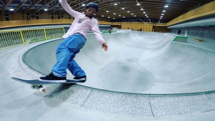 笹岡建介のインスタグラム：「むらかーみ🙏🏻🔥🙌🏻👍🏻  🎥@taikinakatani  @mktaxi.jp @dcshoes_japan @dorcus_tbs @bern_japan @stance_japan @skullcandyjapan @independenttrucks @rictawheels @minirampsteez  @goprojp  #mktaxi#dcshoesjapan #dcshoes #skullcandyjapan #bells #independenttrucks #triforce_k #hi_5 #dorcus_tbs #6556skateboarding #divisio#fivecrossskatepark #showgekiskateboards #13mind#bern#bernjapan#make___#skate#skateboard #instagood #skatecrunch #skatecrunchmag #minirampsteez #vertskateboarding #goproのある生活 #goprojp」