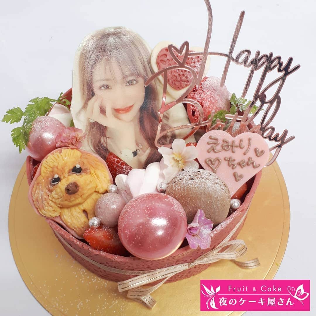 夜のケーキ屋さん♥Juli　(エディブルフラワー協会) さんのインスタグラム写真 - (夜のケーキ屋さん♥Juli　(エディブルフラワー協会) Instagram)「愛沢えみりさん🐶💕 9月1日はえみりさんのお誕生日🎂✨ @emiri_aizawa : 秋らしい大人なピンク色のケーキです✨ いつもえみりさんのケーキを飾るときは、エミリアウィズのお洋服の色とかを思い浮かべながら、えみりさんに似合う色合いをイメージしています。 もちろんてぃーたんも一緒でした🐶 @tiara_love_et  : 頼んでくれた、銀座ノクターンの舞花ママさん、素敵なケーキを作らせていただきありがとうございます😌💕愛情たっぷりのケーキ💗 @maika_nocturne  : 中洲でいつも優しくしてくれた彩花ゆいさんがストーリーに載せてくれて、このケーキのお問い合わせがいっぱいきています✨🎂 中洲でも銀座でも優しいゆいさん😳💗 @ayakayui  : 優しい皆さんのおかげで、9月も予約がいっぱいでした🎂 LINEがたくさん届いており、お返事はお待たせ気味ですが、期限内にご注文完了しているケーキは、お作りさせていただいていますので、お返事させていただくまでしばらくお待ちください🐶 : : #夜のケーキ屋さん #オーダーケーキ #写真ケーキ」9月29日 13時35分 - juli_sasa