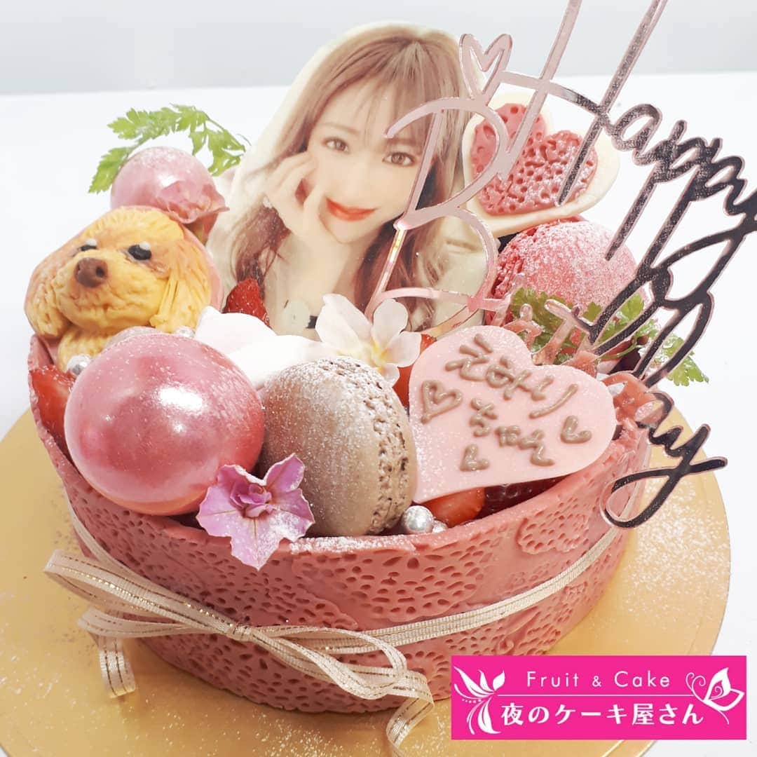 夜のケーキ屋さん♥Juli　(エディブルフラワー協会) さんのインスタグラム写真 - (夜のケーキ屋さん♥Juli　(エディブルフラワー協会) Instagram)「愛沢えみりさん🐶💕 9月1日はえみりさんのお誕生日🎂✨ @emiri_aizawa : 秋らしい大人なピンク色のケーキです✨ いつもえみりさんのケーキを飾るときは、エミリアウィズのお洋服の色とかを思い浮かべながら、えみりさんに似合う色合いをイメージしています。 もちろんてぃーたんも一緒でした🐶 @tiara_love_et  : 頼んでくれた、銀座ノクターンの舞花ママさん、素敵なケーキを作らせていただきありがとうございます😌💕愛情たっぷりのケーキ💗 @maika_nocturne  : 中洲でいつも優しくしてくれた彩花ゆいさんがストーリーに載せてくれて、このケーキのお問い合わせがいっぱいきています✨🎂 中洲でも銀座でも優しいゆいさん😳💗 @ayakayui  : 優しい皆さんのおかげで、9月も予約がいっぱいでした🎂 LINEがたくさん届いており、お返事はお待たせ気味ですが、期限内にご注文完了しているケーキは、お作りさせていただいていますので、お返事させていただくまでしばらくお待ちください🐶 : : #夜のケーキ屋さん #オーダーケーキ #写真ケーキ」9月29日 13時35分 - juli_sasa
