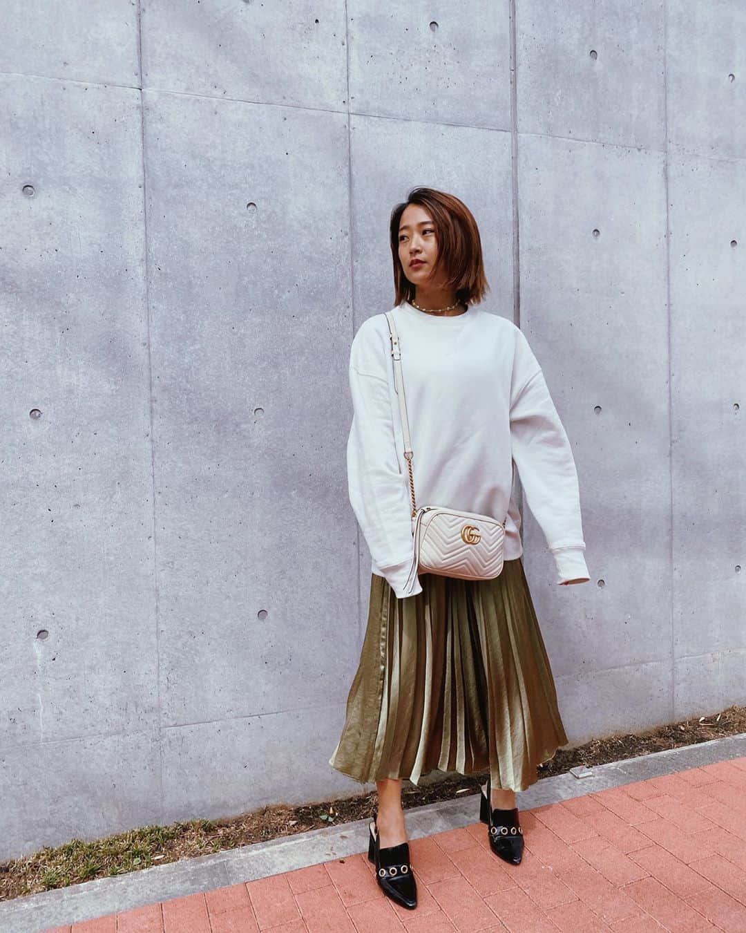 のインスタグラム：「@gap_jp のメンズスウェット、これとてもおすすめ。ウェアの上にも着れるし、とにかく着心地がよいの🤤 こちらMサイズ✌️  スカートはちせいちゃんがお誕生日にプレゼントしてくれた @searoomlynn_official 🥰 #outfit」