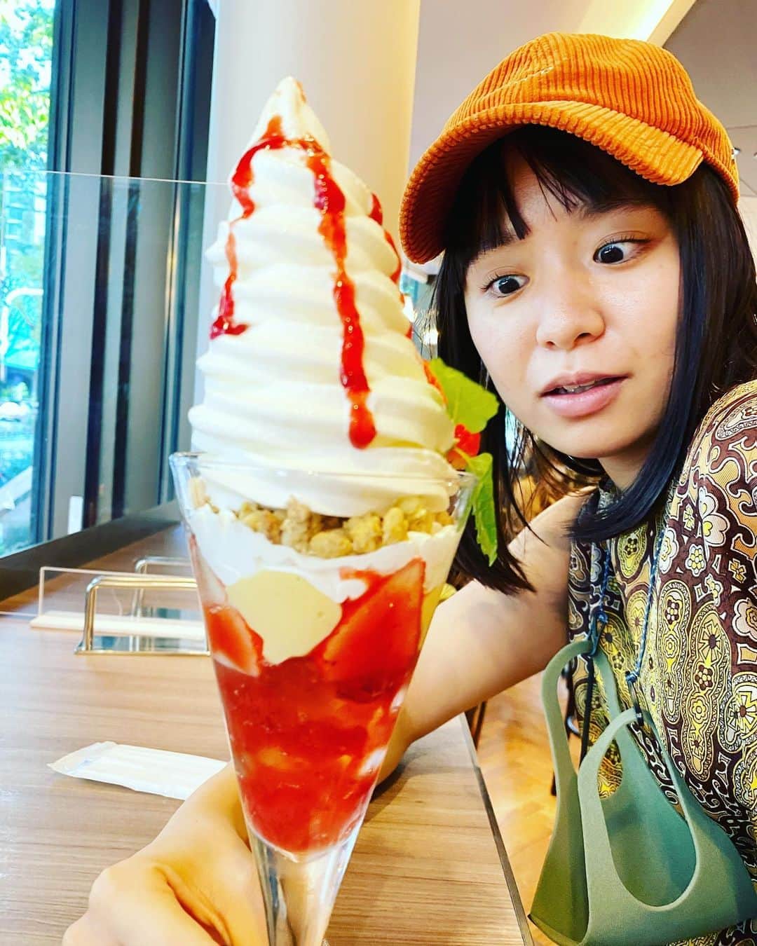 小春さんのインスタグラム写真 - (小春Instagram)「そんで自分のも食べる  #姉カメラ」9月29日 13時52分 - suttokodokkoiii