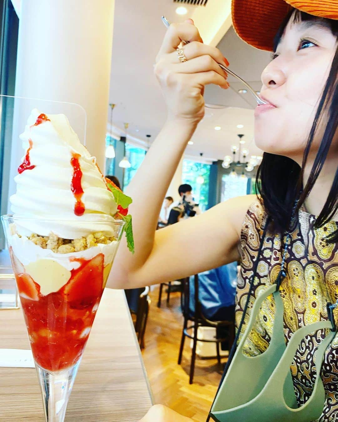小春さんのインスタグラム写真 - (小春Instagram)「そんで自分のも食べる  #姉カメラ」9月29日 13時52分 - suttokodokkoiii