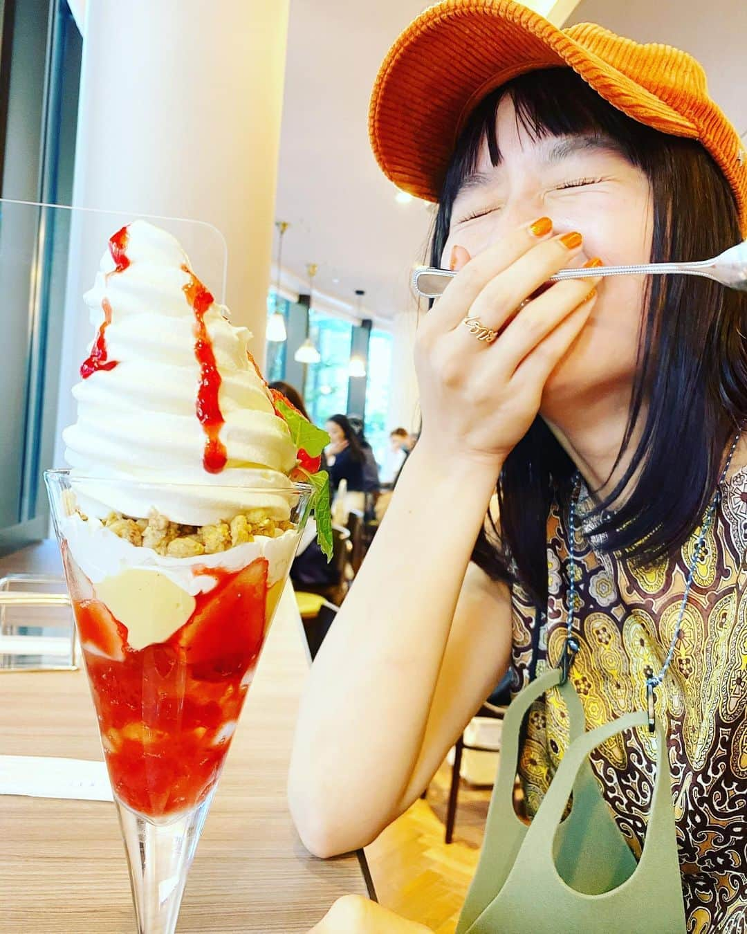 小春さんのインスタグラム写真 - (小春Instagram)「そんで自分のも食べる  #姉カメラ」9月29日 13時52分 - suttokodokkoiii