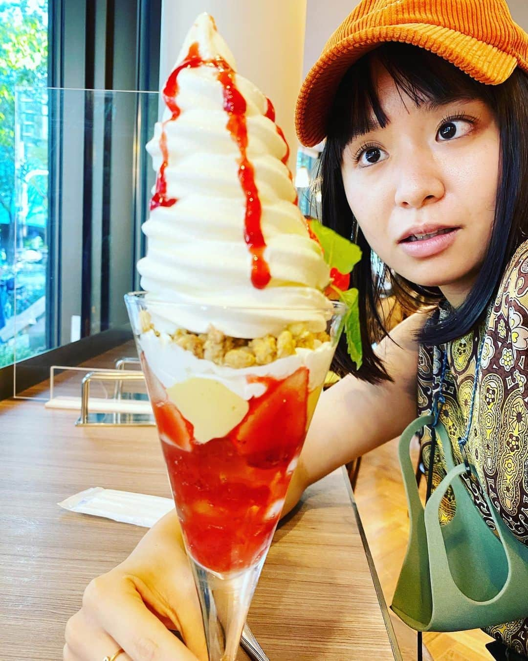 小春さんのインスタグラム写真 - (小春Instagram)「そんで自分のも食べる  #姉カメラ」9月29日 13時52分 - suttokodokkoiii