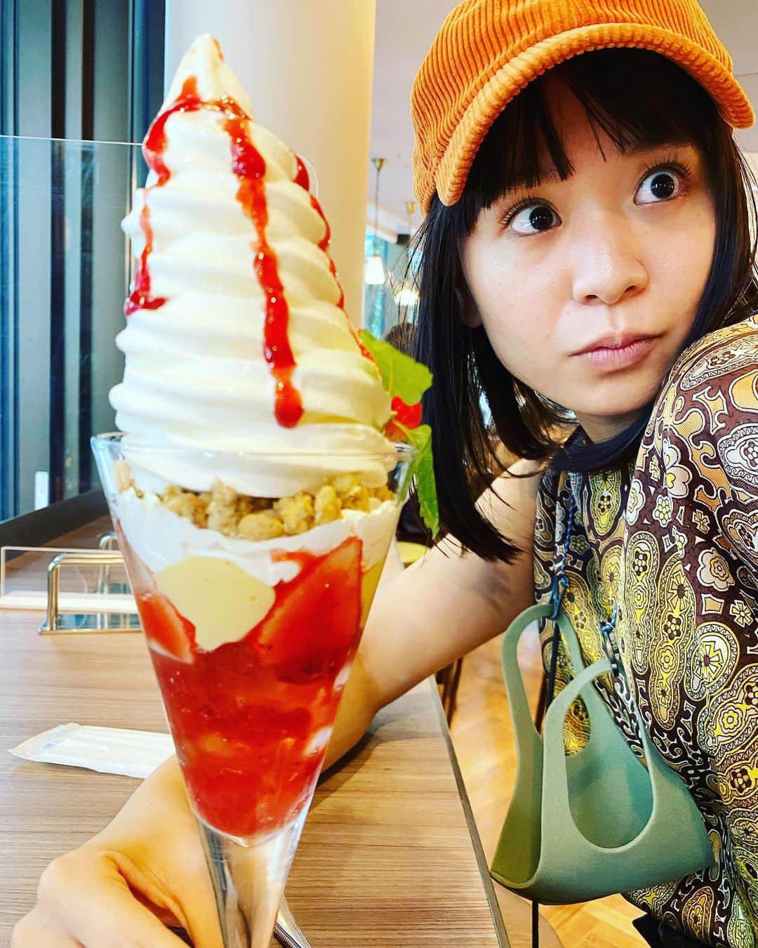 小春のインスタグラム：「そんで自分のも食べる  #姉カメラ」