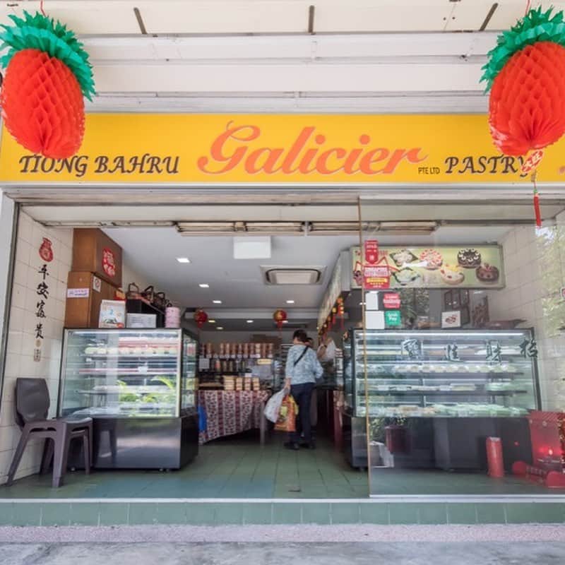 HereNowさんのインスタグラム写真 - (HereNowInstagram)「Traditional Peranakan sweets and confections at this local cake shop  📍：Tiong Bahru Galicier Pastry（Singapore）  "If you come here you must try their freshly made Kueh Dar Dar and the Putu Ayu. Be sure to get there early though, as they tend to sell out of the fan favourites." Kenny Leck, cofounder of @booksactually   #herenow #herenowsingapore #wonderfulplaces#beautifuldestinations#travelholic #travelawesome #traveladdict#igtravel #instapassport #foodblogger #prettydesserts #fallfood #dessertgoals #dessertfirst #cutefood #Singapore #visitsingapore #シンガポール #싱가포르 #싱가포르여행 #싱가폴 #新加坡#desserttime」9月29日 13時53分 - herenowcity