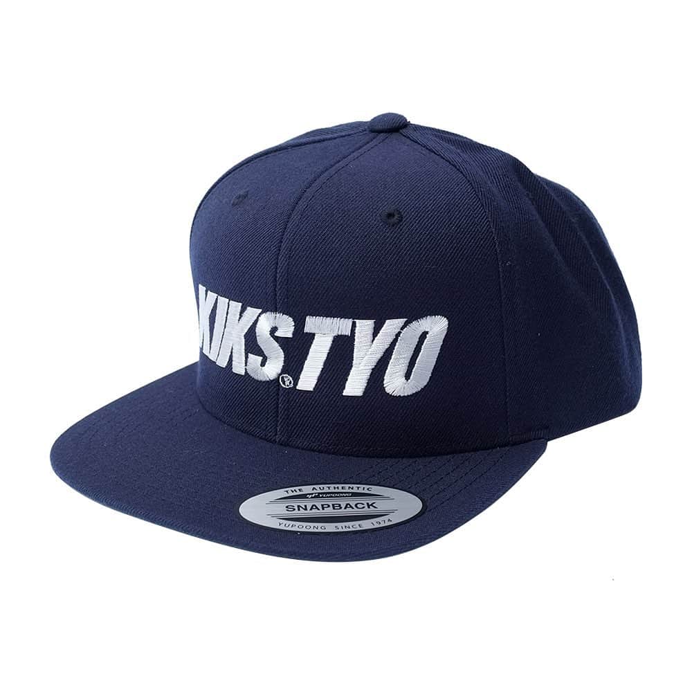 のインスタグラム：「. " LOGO SNAPBACK" 通年被ることの出来るド定番の、6Pスナップバックキャップ。  フロントには、定番のクラシックロゴ刺繍が入る。  #kikstyo #newarrivals」