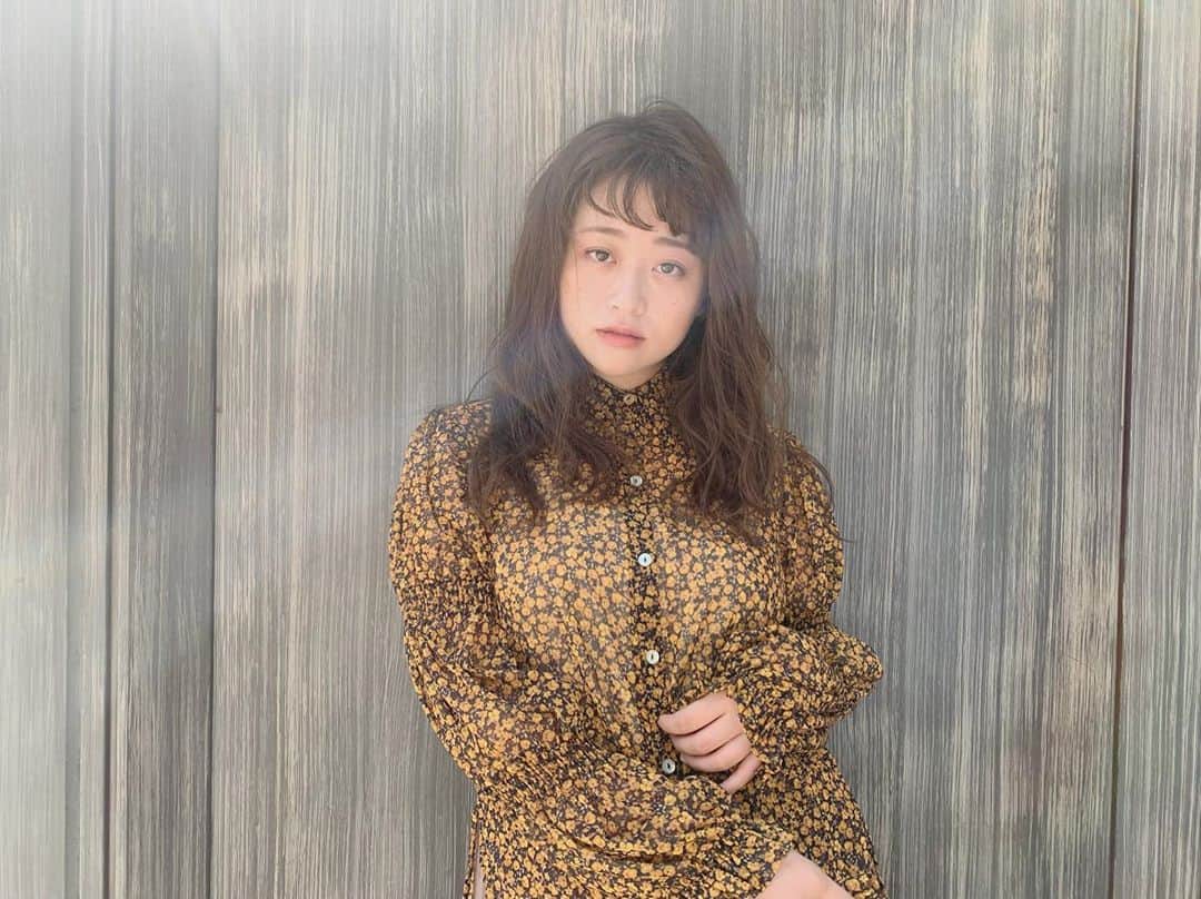 鮫島邦明のインスタグラム：「秋スタイル クセを可愛く 今年はマスクが手放せないから 前髪は短めがおすすめ  マスクに似合わせるのと 普段似合わせるのは 微妙に顔バランスが変わるだから比率も変えるのがベター^_^  メイク @i.am_ako  モデル @offshoa   是非ご相談下さい  #似合わせカット  #秋スタイル #くせげを活かして  #おんまゆ  #梅田美容院  #シャークヘア」