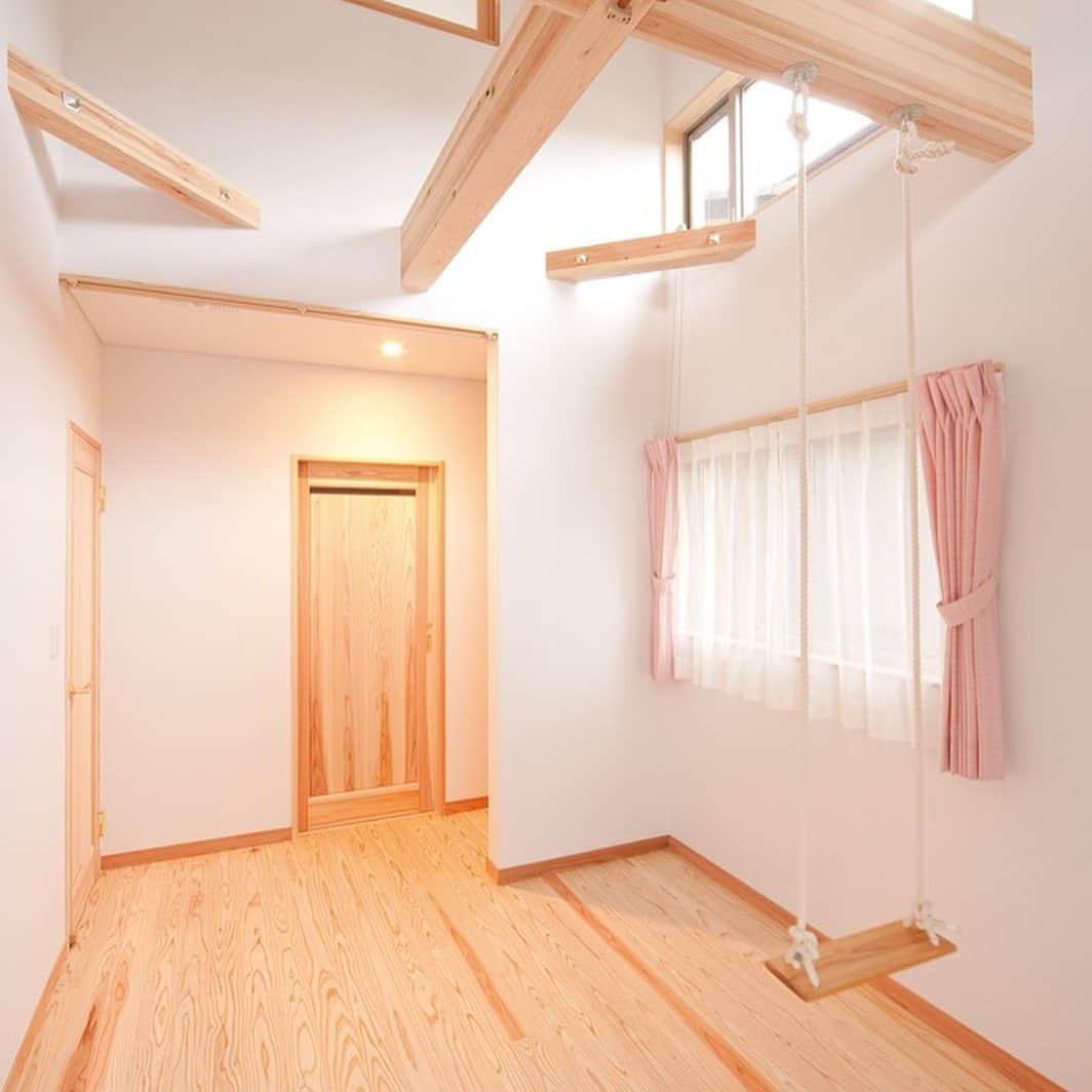 木の家ミヤシタさんのインスタグラム写真 - (木の家ミヤシタInstagram)「ミヤシタは神戸市北区の木の家工務店🌿   ミヤシタの家✨キッズルーム特集✨3-3   こどもたちが安心してほおずりできる国産材とドイツ製オスモ塗料で仕上げる木のフローリング。梁にはブランコをつけて♪  もっと見たい方へ プロフィールはこちらです🌿 ↓↓↓ @miyashita_wood in  #ミヤシタの家 #神戸市北区 #工務店 #一級建築士事務所 #木造住宅 #注文住宅 #新築 #建て替え #リフォーム #製材所 #兵庫県産木材 #木の家 #セルロースファイバー断熱材 #デコスドライ工法 #無垢材の床 #木のあるくらし #工務店選び #工務店がつくる家 #マイホーム計画中 #ハウスメーカー選び #ハウスメーカー迷子 #家づくり #木が好きな人と繋がりたい #lovehyogo #こども部屋 #ブランコのある家  #オスモカラー」9月29日 14時02分 - miyashita_wood