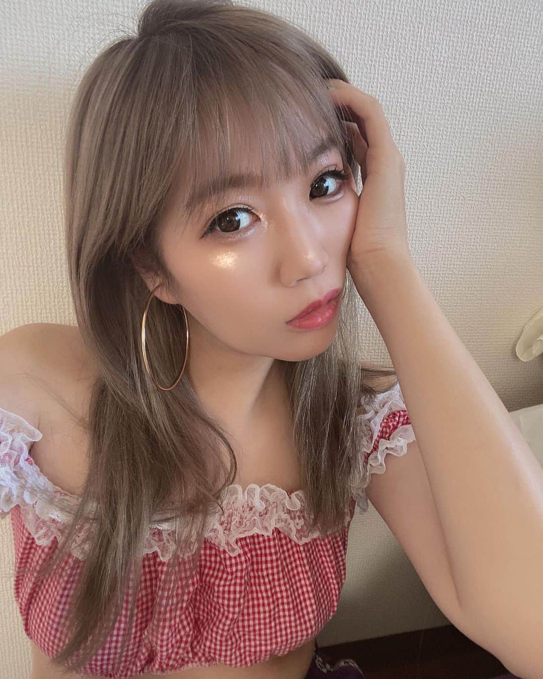 あさちるのインスタグラム：「ヘアカラーチェンジー👼🏻 グレイっぽいシルバー  #アディクシー #tokio の#インカラミ トリートメント @_sakura_kyoto オリジナルの カラーとトリートメントを一緒にできるメニューをやってきました。 ちるるジ・エンドな髪がツルツルになった！ すごいです。」