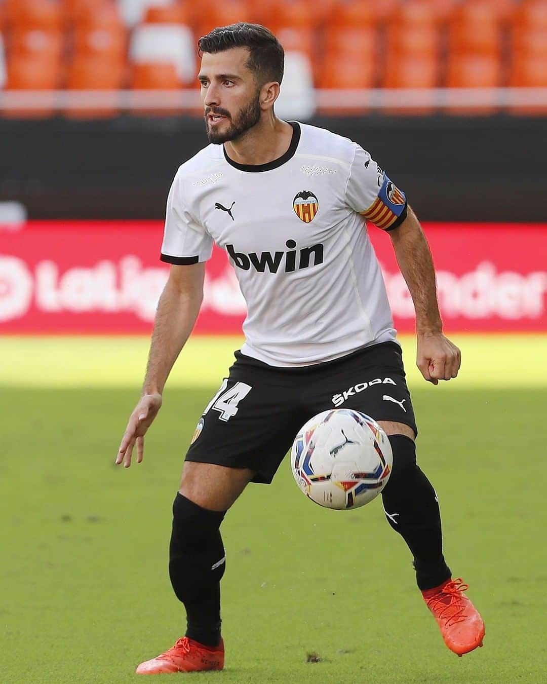 LFPさんのインスタグラム写真 - (LFPInstagram)「The BALL, his FRIEND! 🧡 • El BALÓN, su AMIGO ⚽ • #Gayá #LaLiga #LaLigaSantander #Valencia #Football #YouHaveToLiveIt #HayQueVivirla」9月29日 14時00分 - laliga