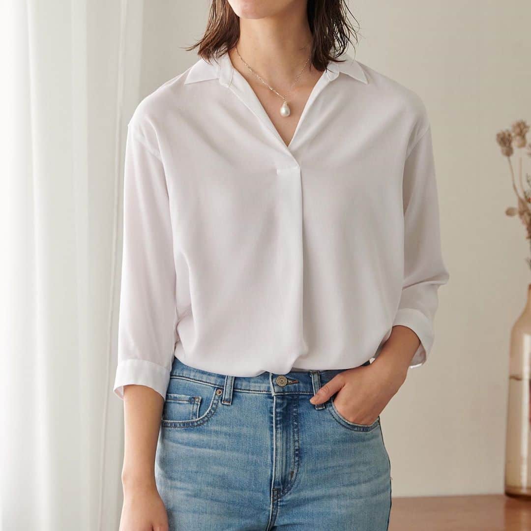 ユニクロさんのインスタグラム写真 - (ユニクロInstagram)「Clean lines meet the lush texture of our choice rayon material in this sophisticated blouse. #UNIQLO #LifeWear #blouse」9月29日 14時01分 - uniqlo